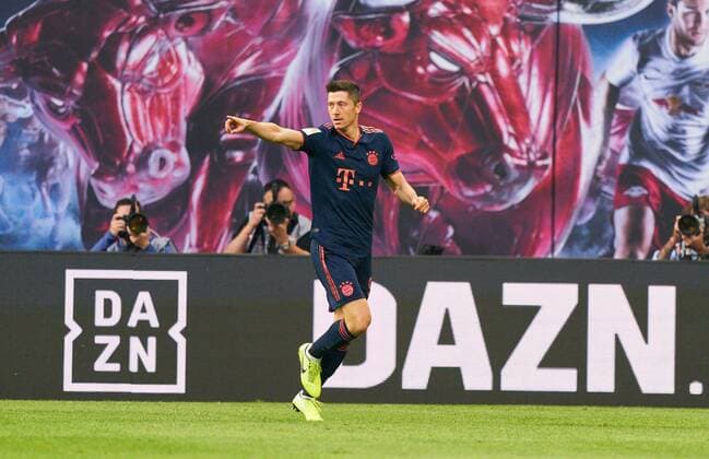Robert LEWANDOWSKI, FCB 9 celebrates his goal, happy, laugh, celebration, 0-1 RB LEIPZIG - FC BAYERN MUNICH 1-1 - DFL REGULATIONS PROHIBIT ANY USE OF PHOTOGRAPHS as IMAGE SEQUENCES and or QUASI-VIDEO - 1.German Soccer League , Leipzig, Germany, September 14, 2019 Season 2019 2020, matchday 4, FCB, Red Bull, München