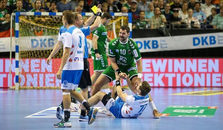 15 09 2019, Handball, 1 Bundesliga, 5 Matchday, Foxes Berlin TVB Stuttgart, Max Schmeling Hall Berlins Jakov Gojun 2 from right receives the yellow card Handball 1 Bundesliga Foxes Berlin TVB Stuttgart