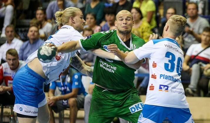 15 09 2019, Handball, 1 Bundesliga, 5 Matchday, Foxes Berlin TVB Stuttgart, Max Schmeling Halle Berlins Paul Drux M fights his way through the defence of Sascha Pfattheicher l and Elvar Asgeirsson of TVB Stuttgart Handball 1 Bundesliga Foxes Berlin TVB Stuttgart