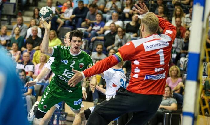 15 09 2019, Handball, 1 Bundesliga, 5 Spieltag, Füchse Berlin TVB Stuttgart, Max Schmeling Halle Berlins Martin Ziemer l throws the ball at the goal of Johannes Bitter of TVB Stuttgart Handball 1 Bundesliga Füchse Berlin TVB Stuttgart