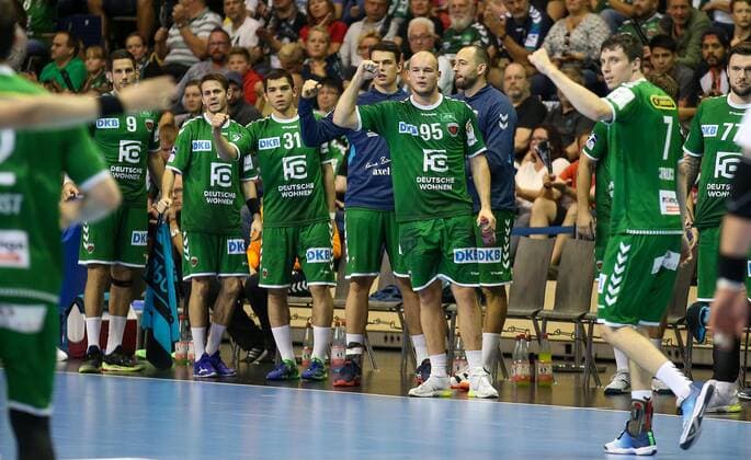 15 09 2019, Handball, 1 Bundesliga, 5 Matchday, Foxes Berlin TVB Stuttgart, Max Schmeling Hall Replacements of the Foxes Berlin cheer for goal from the sidelines of Handball 1 Bundesliga Foxes Berlin TVB Stuttgart