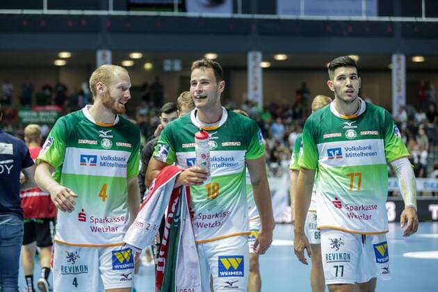 Germany,Wetzlar, Rittal Arena, 15 09 2019, Handball,1 Liqui Moly HBL Bundesliga, 5 Matchday, HSG Wetzlar HSG Nordhorn Lingen Picture by left Stefan Kneer HSG Wetzlar, 4 ,Nils Torbruegge HSG Wetzlar, 18 ,Stefan Cavor HSG Wetzlar, 77 go relaxed into halftime Copyright: HMBxMedia ThomasxJäger