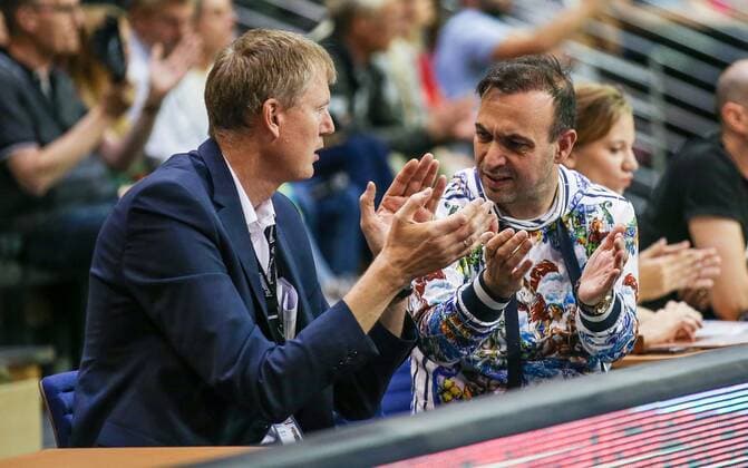 15 09 2019, Handball, 1 Bundesliga, 5 Spieltag, Füchse Berlin TVB Stuttgart, Max Schmeling Halle Managing Director of Füchse Berlin Bob Hanning r sits clapping at the edge of the field Handball 1 Bundesliga Füchse Berlin TVB Stuttgart