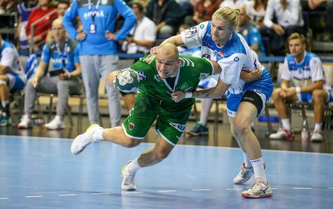 15 09 2019, Handball, 1 Bundesliga, 5 Spieltag, Füchse Berlin TVB Stuttgart, Max Schmeling Halle Berlins Paul Drux l will be moored by Elvar Asgeirsson of TVB Stuttgart Handball 1 Bundesliga Füchse Berlin TVB Stuttgart