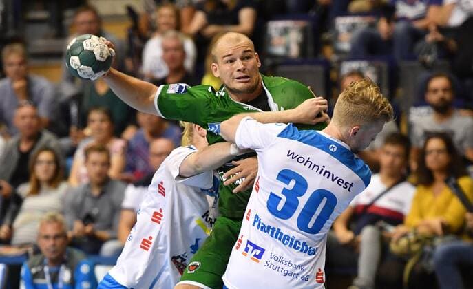 Paul Drux Foxes with Ball, left Elvar Asgeirsson Stuttgart , right Sascha Pfattheicher Stuttgart , Foxes Berlin TVB Stuttgart 1 Bundesliga, DKB Handballbundesliga, 2019 2020 Men, Men, Men, Handball, Germany, Germany, Max Schmeling Halle Berlin, 15 9 2019