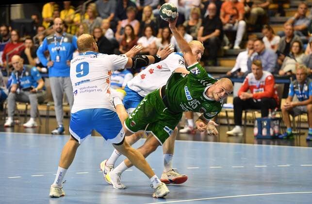 Paul Drux Foxes at throw, r, rear Elvar Asgeirsson Stuttgart , front Manuel Späth Stuttgart , Foxes Berlin TVB Stuttgart 1 Bundesliga, DKB Handballbundesliga, 2019 2020 Men, Men, Men, Handball, Germany, Germany, Max Schmeling Halle Berlin, 15 9 2019
