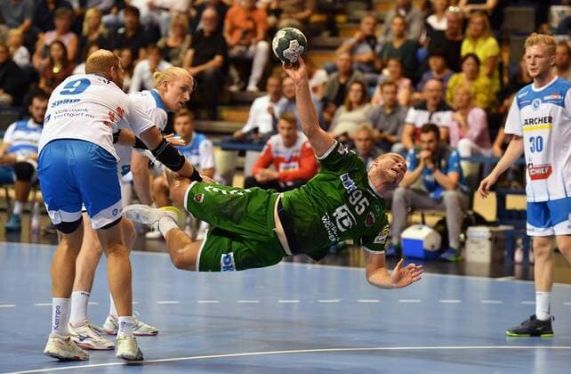 Paul Drux Foxes at throw, r, rear Elvar Asgeirsson Stuttgart , front Manuel Späth Stuttgart , Foxes Berlin TVB Stuttgart 1 Bundesliga, DKB Handballbundesliga, 2019 2020 Men, Men, Men, Handball, Germany, Germany, Max Schmeling Halle Berlin, 15 9 2019