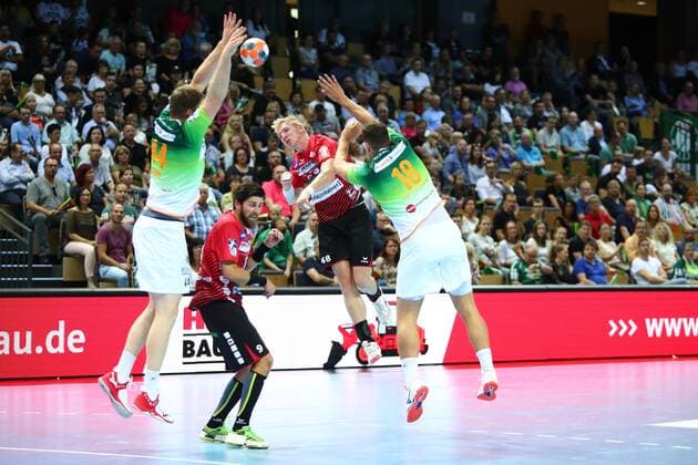 Goal throw by Julian Possehl Nordhorn , Lenny Rubin Wetzlar, left and Nils Torbruegge Wetzlar try to block HSG Wetzlar vs HSG Nordhorn, Handball, 1 League, 15 09 2019 HSG Wetzlar vs HSG Nordhorn, Handball, 1 League, 15 09 2019 Wetzlar Copyright: xWeissx Eibner-Pressefotox EP_rws