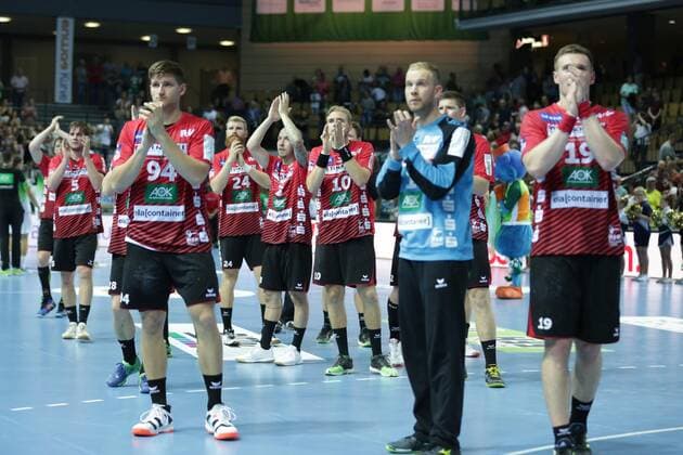 Germany,Wetzlar, Rittal Arena, 15 09 2019, Handball,1 Liqui Moly HBL Bundesliga, 5 Matchday, HSG Wetzlar HSG Nordhorn Lingen Picture The players of the HSG Nordhorn Lingen thank the fans Copyright: HMBxMedia ThomasxJäger