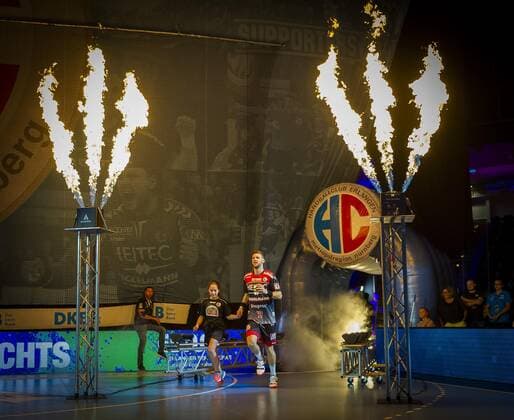 15 09 2019 Handball 1 Bundesliga DKB HBL Season 2019 2020 05 Matchday HC Erlangen Metropolitan Region Nuremberg HCE TBV Lemgo Lippe OGo Sime Ivic 19, HC Erlangen HCE with enema child before start of match