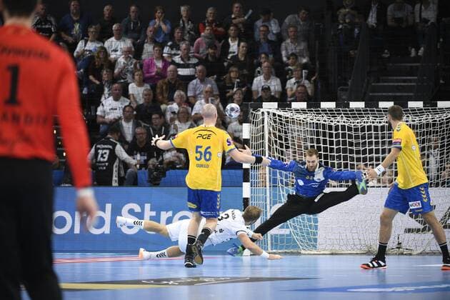 Steffen Weinhold THW Kiel defeats Andreas Wolff Kielce , Handball, Men, THW Kiel vs. PGE Vive Kielce, Champions League, 1 Matchday, Group Phase, 15 09 19 Kiel Sparkassen Arena Schleswig Holstein Germany