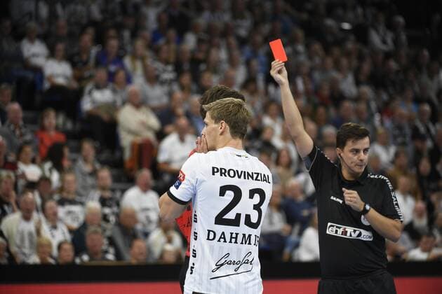 Referee Bojan Lah shows Rune Dahmke THW Kiel the red card, handball, men, THW Kiel vs. PGE Vive Kielce, Champions League, 1 matchday, group stage, 15 09 19 Kiel Sparkassen Arena Schleswig Holstein Germany