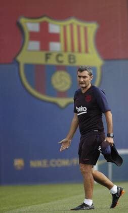 FC Barcelona, Barca s head coach, Ernesto Valverde, supervises his players during a training session at the team s Joam Gamper sports city in Barcelona, Spain, 16 September 2019. FC Barcelona will face Borussia Dortmund in a UEFA Champions League s group stage soccer match on 17 September. Training session of FC Barcelona !ACHTUNG: NUR REDAKTIONELLE NUTZUNG!  Copyright: xAlejandroxGarcíax GRAFCAT3789 20190916-637042415208364515