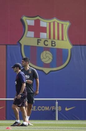 FC Barcelona, Barca s head coach, Ernesto Valverde (L), stands next to his Uruguayan forward Luis Suarez during a training session at the team s Joam Gamper sports city in Barcelona, Spain, 16 September 2019. FC Barcelona will face Borussia Dortmund in a UEFA Champions League s group stage soccer match on 17 September. Training session of FC Barcelona !ACHTUNG: NUR REDAKTIONELLE NUTZUNG!  Copyright: xAlejandroxGarcíax GRAFCAT3794 20190916-637042415243052244