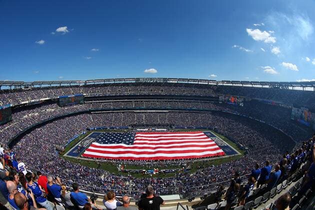 EAST RUTHERFORD, NJ - SEPTEMBER 15: A general view of MetLife Stadium during the National Anthem prior to the National Football League game between the New York Giants and Buffalo Bills on September 15, 2019 at MetLife Stadium in East Rutherford, NJ. (Photo by Rich Graessle Icon Sportswire) NFL, American Football Herren, USA SEP 15 Bills at Giants Icon1909143502