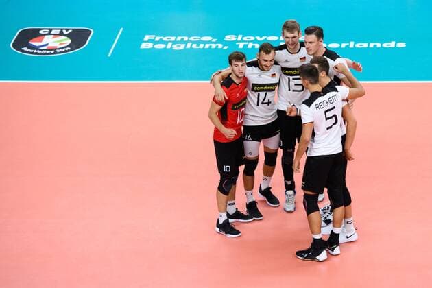Bilder des Jahres 2019, Sport 09 September Sport Themen der Woche KW38 16.09.2019, Lotto Arena, Antwerpen Volleyball, Europameisterschaft, Deutschland (GER) vs. Österreich Oesterreich (AUT) Jubel Julian Zenger ( 10 GER), Moritz Karlitzek ( 14 GER), Simon Hirsch ( 13 GER), Marcus Böhme Boehme ( 8 GER), Jan Zimmermann ( 17 GER), Moritz Reichert ( 5 GER) *** 16 09 2019, Lotto Arena, Antwerp Volleyball, European Championship, Germany GER vs Austria Austria AUT Jubel Julian Zenger 10 GER , Moritz Karlitzek 14 GER , Simon Hirsch 13 GER , Marcus Böhme Boehme 8 GER , Jan Zimmermann 17 GER , Moritz Reichert 5 GER