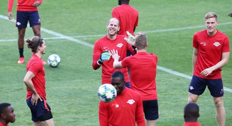 RB Leipzig Training Fussball Champions League Lisbon, 16 09 2019, Est‡dio da Luz, Fussball, UEFA Champions League, Gruppe G, 1 Spieltag , Benfica Lisbon vs RB Leipzig , Final training on the day before the match , Im Bild Marcel Sabitzer 7, RB Leipzig , Goalkeeper Peter Gulacsi 1, RB Leipzig , r21 und Marcel Halstenberg 23, RB Leipzig , UEFA regulations prohibit any use of photographs as image sequences and or quasi video