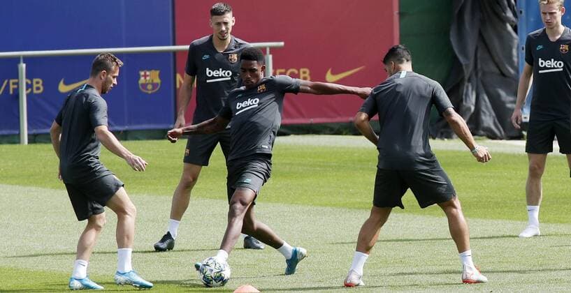 Entrenamiento del Barcelona. En la imagen, Junior y Firpo. Barcelona training session. In this picture, Junior and Firpo. 