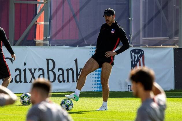 Atletico Madrid s head coach, Diego Pablo Simeone, supervises his players during a training session at Wanda Sports City in Madrid, Spain, 17 September 2019. Atletico Madrid will face Juventus in a UEFA Champions League groups stage match on 18 September. Training session of Atletico Madrid !ACHTUNG: NUR REDAKTIONELLE NUTZUNG!  Copyright: xRodrigoxJiménezx GRAF3763 20190917-637043172246502283