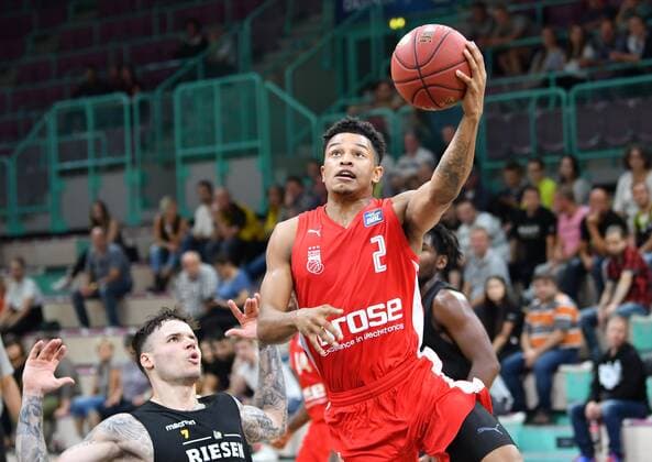 14.09.2019 --- Basketball ---- pre-season game: Brose Bamberg vs MHP Riesen Ludwigsburg --- Nelson Weidemann (2, Brose Bamberg) gegen Konstantin Konga (7, MHP Riesen Ludwigsburg) --- Foto: Hans-Martin Issler isslerimages ---- Brose Bamberg vs MHP Riesen Ludwigsburg
