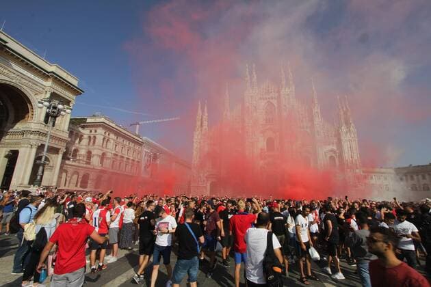 Sport Bilder des Tages FANS ULTRAS SLAVIA PRAGUE OCCUPANO PIAZZA DUOMO FUMOGENI AND CHOIRS IN VIEW OF THE CHAMPION WITH INTER THIS EVENING Editorial Usage Only  Copyright: xSALMOIRAGOxFOTOGRAMMAx xIPAx