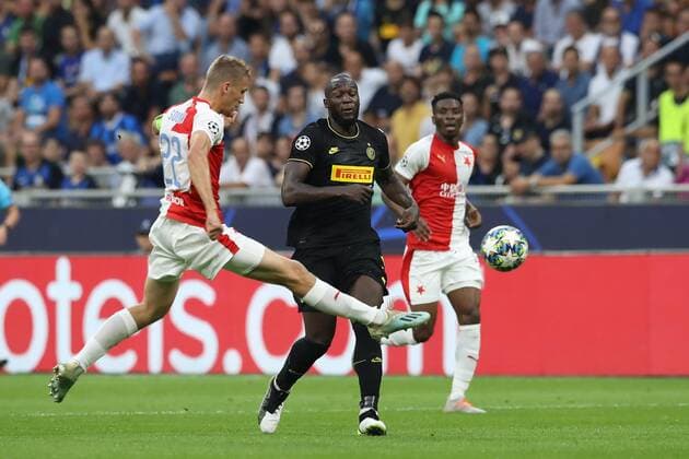 Fußball, CL, Inter Mailand - Slavia Prag Tomas Soucek of Slavia Prague clears from Romelu Lukaku of Inter during the UEFA Champions League match at the San Siro, Milan. Picture date: 17th September 2019. Picture credit should read: Jonathan Moscrop Sportimage EDITORIAL USE ONLY. No use with unauthorised audio, video, data, fixture lists, club league logos or live services. Online in-match use limited to 120 images, no video emulation. No use in betting, games or single club league player publications. SPI-0207-0001