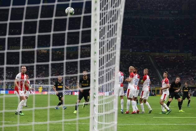 Stefano Sensi of Inter hits the crossbar with this free kick the rebound was fired home by Nicolo Barella during the UEFA Champions League match at the San Siro, Milan. Picture date: 17th September 2019. Picture credit should read: Jonathan Moscrop Sportimage EDITORIAL USE ONLY. No use with unauthorised audio, video, data, fixture lists, club league logos or live services. Online in-match use limited to 120 images, no video emulation. No use in betting, games or single club league player publications. SPI-0207-0017