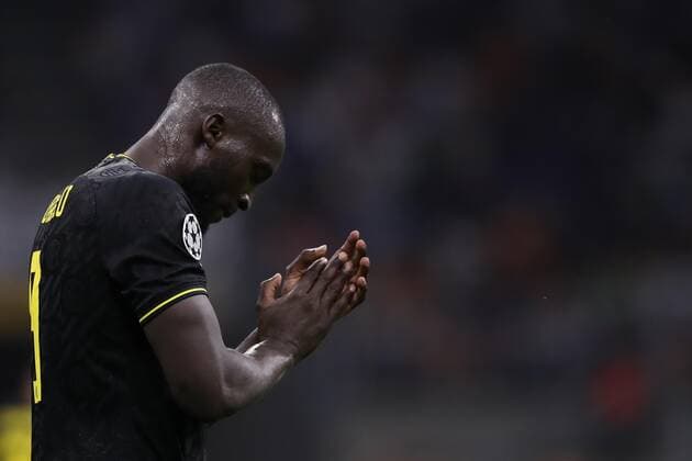 Romelu Lukaku of Inter claps his hands during the UEFA Champions League match at the San Siro, Milan. Picture date: 17th September 2019. Picture credit should read: Jonathan Moscrop Sportimage EDITORIAL USE ONLY. No use with unauthorised audio, video, data, fixture lists, club league logos or live services. Online in-match use limited to 120 images, no video emulation. No use in betting, games or single club league player publications. SPI-0207-0018