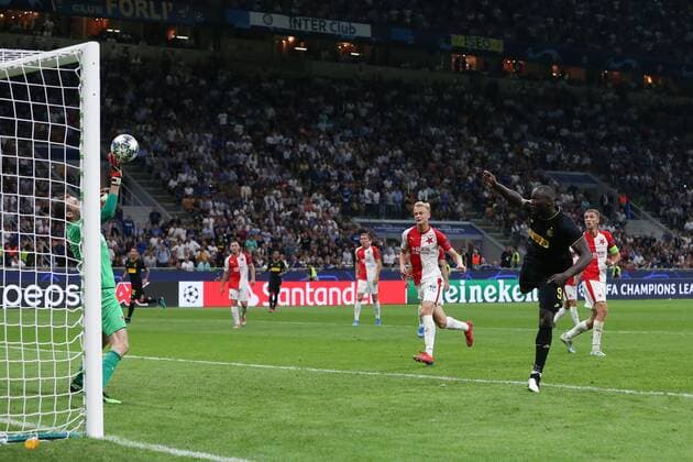 Romelu Lukaku of Inter has a late header tipped over the crossbar by Ondrej Kolar of Slavia Prague during the UEFA Champions League match at the San Siro, Milan. Picture date: 17th September 2019. Picture credit should read: Jonathan Moscrop Sportimage EDITORIAL USE ONLY. No use with unauthorised audio, video, data, fixture lists, club league logos or live services. Online in-match use limited to 120 images, no video emulation. No use in betting, games or single club league player publications. SPI-0207-0020