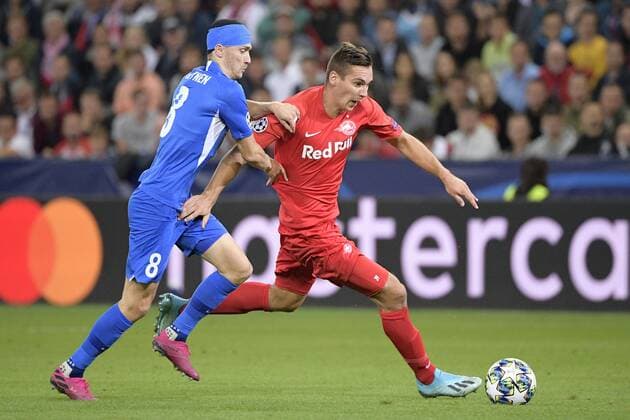 Genk s Bryan Heynen and Salzburg s Maximilian Wober fight for the ball during a game between Austrian club RB Salzburg and Belgian RC Genk, Tuesday 17 September 2019 in Salzburg, Austria, first match in the group stage of the UEFA Champions League. YORICKxJANSENS  x05665914x