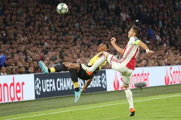 Sport Bilder des Tages September 17, 2019: AMSTERDAM, NETHERLANDS - SEPTEMBER 17, 2019: Dusan Tadic (Ajax) and Gabriel (Lille) battle the ball during the 1st match of the 2019 20 UEFA Champions League Final Group Round between AFC Ajax (Netherlands) and Lille OSC (France) at Johan Cruijff ArenA. Sports News - September 17, 2019 - ZUMAm251 20190917_zsp_m251_006 Copyright: xFedericoxGuerraxMaranesix