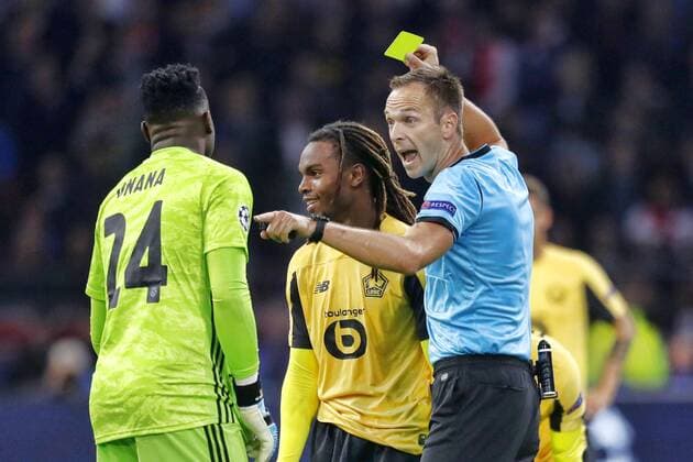 AMSTERDAM, 17-09-2019 JohanCruyff Arena , Champions League Football season 2019 2020 . Referee Srdjan Jovanovic arguably gives a yellow card to Andre Onana despite major challenge by Renato Sanchez during the match Ajax - Lille. Ajax - Lille  x4498894x Copyright: