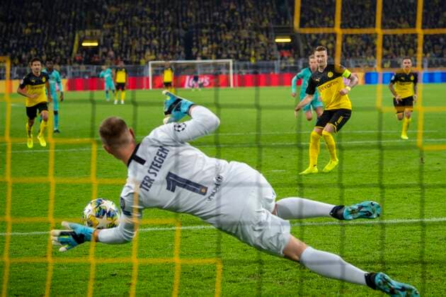 Bilder des Jahres 2019, Sport 09 September Sport Themen der Woche KW38 Sport Bilder des Tages Fußball: UEFA Champions League, CL, Saison 2019 2020, 1. Spieltag, Borussia Dortmund - FC Barcelona, Barca in Dortmund (Nordrhein-Westfalen). Barcelonas Torwart Marc-Andre ter Stegen (l.) hält den Elfmeter von Dortmunds Marco Reus. UEFA REGULATIONS PROHIBIT ANY USE OF PHOTOGRAPHS AS IMAGE SEQUENCES AND OR QUASI-VIDEO. *** Football UEFA Champions League, CL, season 2019 2020, 1 matchday, Borussia Dortmund FC Barcelona in Dortmund North Rhine-Westphalia Barcelona goalkeeper Marc Andre ter Stegen l holds the penalty kick from Dortmunds Marco Reus UEFA REGULATIONS PROHIBIT ANY USE OF PHOTOGRAPHS AS IMAGE SEQUENCES AND OR QUASI VIDEO Copyright: xKirchner DavidxInderliedx