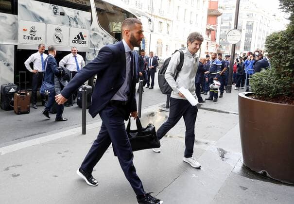 Llegada del Real Madrid a su hotel en Paris. En la imagen, Benzema. Real Madrid team arrives at the meeting hotel in Paris. In this picture, Benzema. 