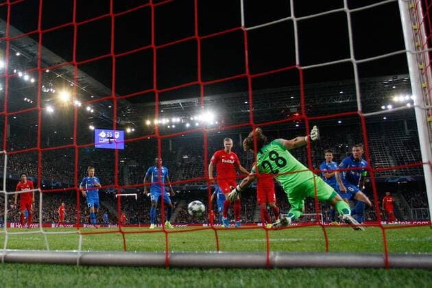 SOCCER - CL, RBS vs Genk SALZBURG,AUSTRIA,17.SEP.19 - SOCCER - UEFA Champions League, group stage, Red Bull Salzburg vs KRC Genk. Image shows Gaaetan Coucke (Genk) and Erling Braut Haaland (RBS). Keyword: goal camera. GEPAxpictures xMathiasxMandl