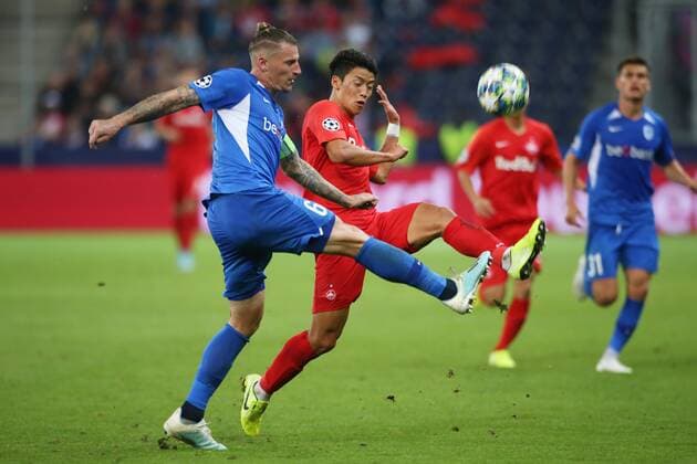 SOCCER - CL, RBS vs Genk SALZBURG,AUSTRIA,17.SEP.19 - SOCCER - UEFA Champions League, group stage, Red Bull Salzburg vs KRC Genk. Image shows Sebastien Dewaest (Genk) and Hee Chan Hwang (RBS). GEPAxpictures xMathiasxMandl