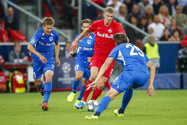 SOCCER - CL, RBS vs Genk SALZBURG,AUSTRIA,17.SEP.19 - SOCCER - UEFA Champions League, group stage, Red Bull Salzburg vs KRC Genk. Image shows Jere Uronen (Genk), Erling Haaland (RBS) and Sander Berge (Genk). GEPAxpictures xJasminxWalter