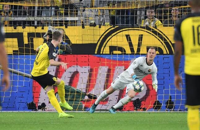 17 09 2019, Soccer, UEFA Champions League 2019 20, preliminary round, 1 matchday, Borussia Dortmund FC Barcelona, Marco Reus Borussia Dortmund, Marco Reus Borussia Dortmund fails with his penalty kick from goalkeeper Marc Andre ter Stegen, Marc Andre ter Stegen FC Barcelona Team2