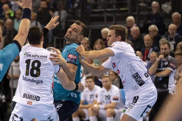 SG Flensburg Handewitt vs. Elverum Handball, Handball, EHF Champions League Group Phase, 18 09 19 Michel Jurecki SG Flensburg Handewitt, 55 against Jonas Burud Elverum Handball, 18 and Sigvaldi Bjoern Gudjonsson Elverum Handball, 48 Copyright: xBEAUTIFULxSPORTS MarioxM.xKobergx