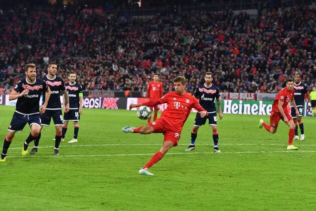 Thomas MUELLER MÜLLER,Bayern MÜLLER,Bayern Muenchen scores the goal to 3 0 , action goal shot FC Bayern Muenchen Red Star Belgrade Football Champions League,Group B, group stage,1 matchday, on 18 09 2019 A L L I A N Z A R E N A DFL REGULATIONS PROHIBIT ANY USE OF PHOTOGRAPHS AS IMAGE SEQUENCES AND OR QUASI VIDEO