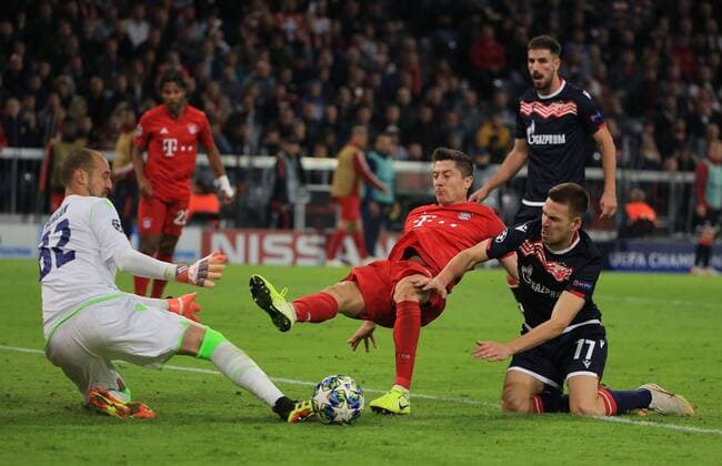 18 09 2019, Champions League, FC Bayern vs. Red Star Belgrade, Munich, soccer, sports, in the picture goal to 2 0 Robert Lewandowski FCB ,Milan Borjan Red Star and Tomane Red Star beaten, Milos Degenek Red Star watching