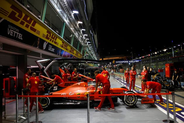 Motorsports: FIA Formula One World Championship, WM, Weltmeisterschaft 2019, Grand Prix of Singapore, Mechanic of Scuderia Ferrari Mission Winnow Singapore Singapore