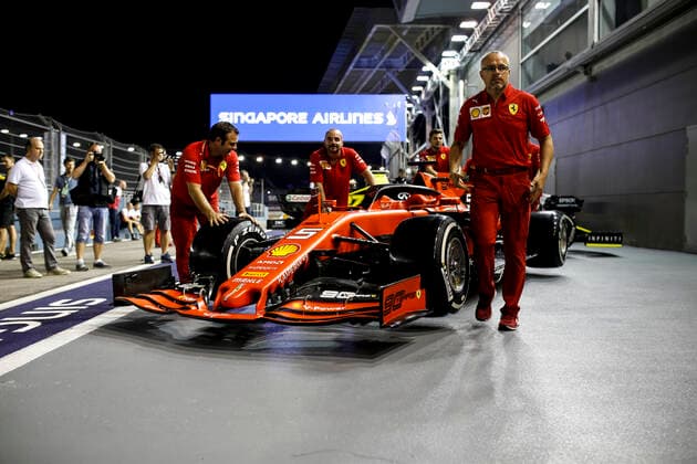 Motorsports: FIA Formula One World Championship, WM, Weltmeisterschaft 2019, Grand Prix of Singapore, Mechanic of Scuderia Ferrari Mission Winnow Singapore Singapore