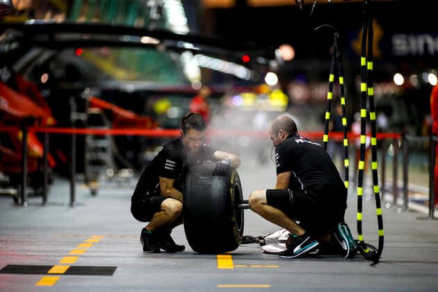 Motorsports: FIA Formula One World Championship, WM, Weltmeisterschaft 2019, Grand Prix of Singapore, Mechanic of Mercedes AMG Petronas Motorsport Singapore Singapore