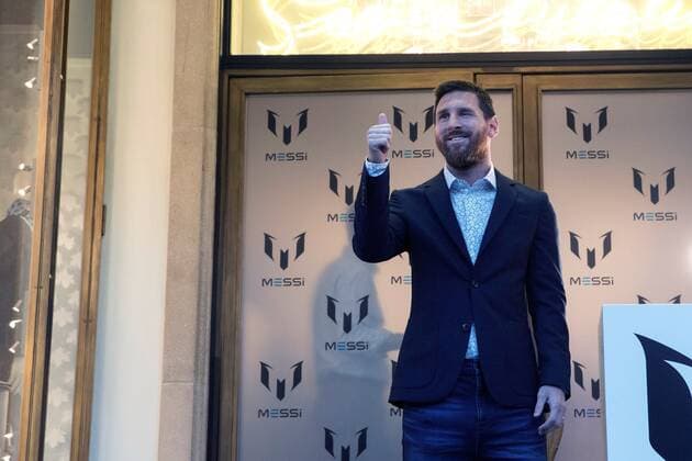 Bilder des Jahres 2019, Sport 09 September Sport Themen der Woche KW38 Sport Bilder des Tages FC Barcelona, Barca s player Leo Messi presents his own clothes collection during an act in Barcelona, Catalonia, Spain, 19 September 2019. The Leo Messi fashion collection has been designed by designer Virginia Hilfiger and his sister, Maria Sol Messi. Leo Messi presents his own fashion collection in Barcelona !ACHTUNG: NUR REDAKTIONELLE NUTZUNG!  Copyright: xMartaxPérezx GRAF5157 20190919-637045240695345479