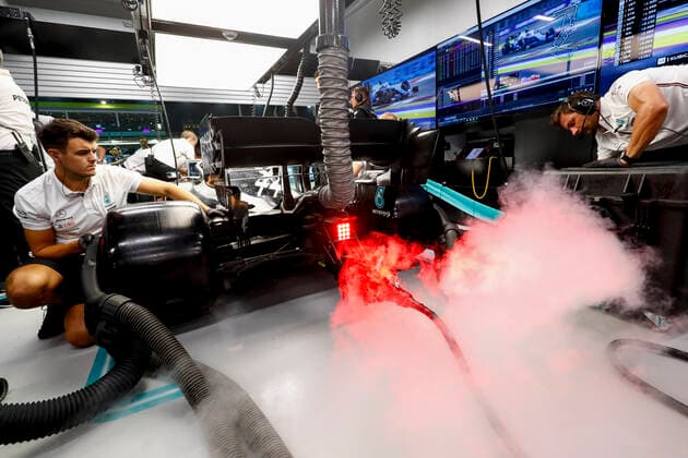 Motorsports: FIA Formula One World Championship, WM, Weltmeisterschaft 2019, Grand Prix of Singapore, Mechanic of Mercedes AMG Petronas Motorsport Singapore Singapore