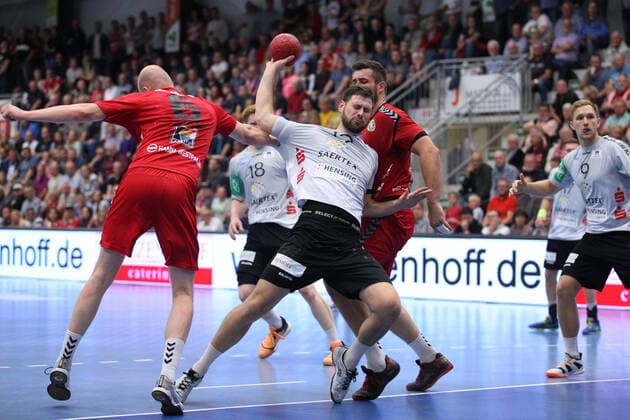 Yannick Draeger TV Emsdetten 19 against Markus Fuchs ASV Hamm Westfalen 6 left and Jan Brosch ASV Hamm Westfalen 5 right GER, Handball, 2 Bundesliga, ASV Hamm Westfalen against TV Emsdetten, 20 09 2019 Hamm Copyright: xEIBNER JanxStrohdiekx EP_JSK