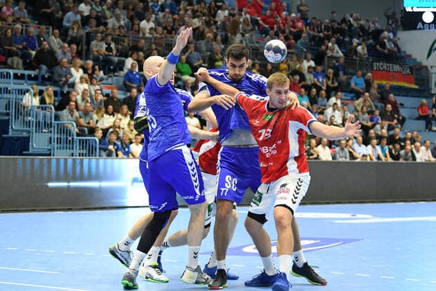 13 Niklas Weller 13 HSV Hamburg against 77 Janko Bozovic 77 VfL Gummersbach and 45 Alexander Becker 45 VfL Gummersbach , , VfL Gummersbach HSV Hamburg, Men, 2 League, Liqui Moly Handball Bundesliga, 5 Matchday, 28 08 2019, VfL Gummersbach Handball Sport Verein Hamburg, , Handball, Liqui Moly 2 Handball Bundesliga, Men, Soielzeit 2019 20 Gummersbach Copyright: xEIBNER JuergenxAugstx EP_JOGI