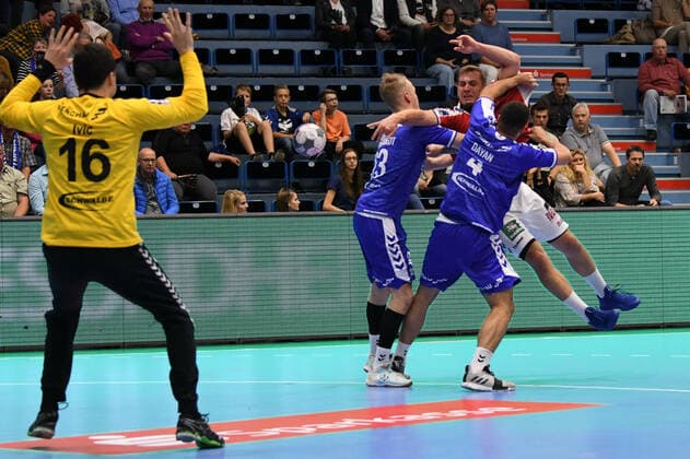 13 Niklas Weller 13 HSV Hamburg vs. 4 Yonathan Dayan 4 VfL Gummersbach and 23 Malte Meinhardt 23 VfL Gummersbach , VfL Gummersbach HSV Hamburg, Men, 2 League, Liqui Moly Handball Bundesliga, 5 Matchday, 28 08 2019, VfL Gummersbach Handball Sport Verein Hamburg, , Handball, Liqui Moly 2 Handball Bundesliga, Men, Soielzeit 2019 20 Gummersbach Copyright: xEIBNER JuergenxAugstx EP_JOGI