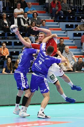 13 Niklas Weller 13 HSV Hamburg vs. 4 Yonathan Dayan 4 VfL Gummersbach and 23 Malte Meinhardt 23 VfL Gummersbach , VfL Gummersbach HSV Hamburg, Men, 2 League, Liqui Moly Handball Bundesliga, 5 Matchday, 28 08 2019, VfL Gummersbach Handball Sport Verein Hamburg, , Handball, Liqui Moly 2 Handball Bundesliga, Men, Soielzeit 2019 20 Gummersbach Copyright: xEIBNER JuergenxAugstx EP_JOGI